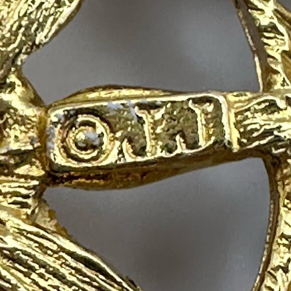 JJ Jonette Wheel Necklace White Enamel Gold Tone Filigree Nautical Boat Vintage - Picture 4 of 8